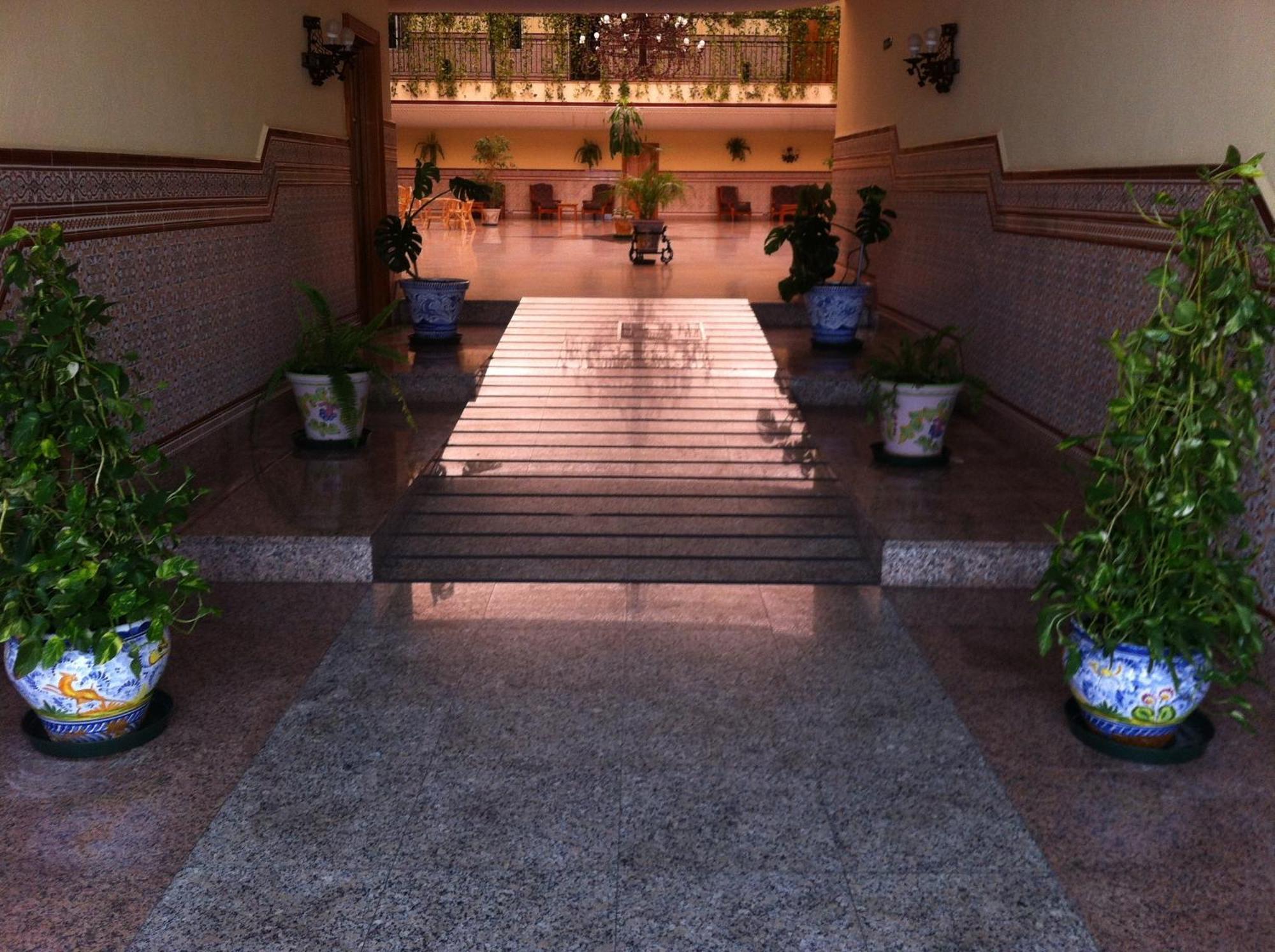 Hotel Sandra Alcalá de Guadaira Esterno foto
